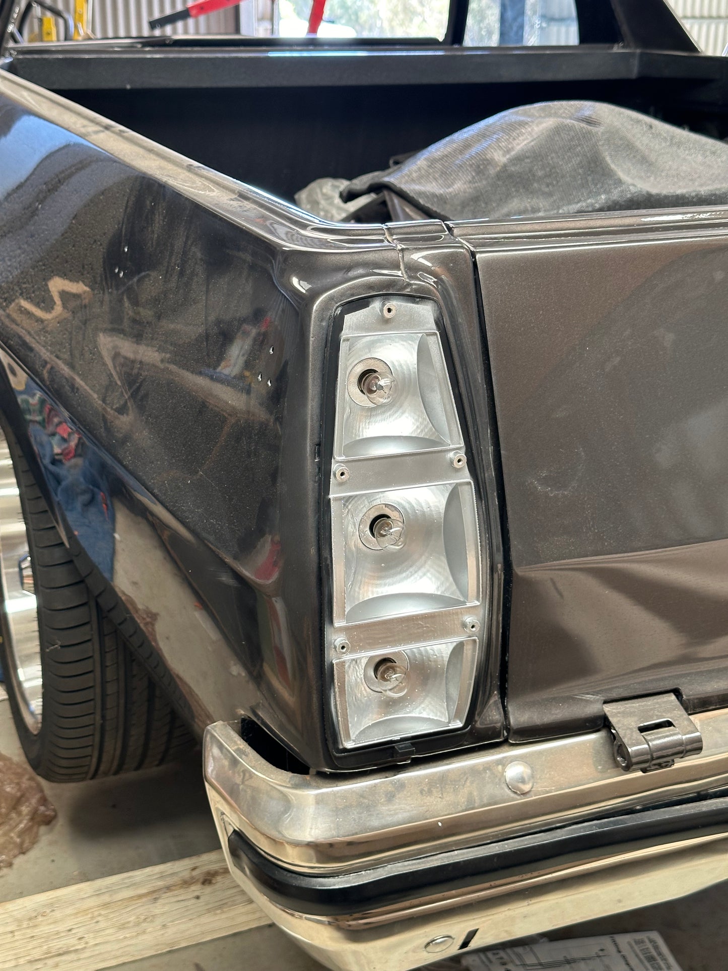 HOLDEN WB UTE TAIL LIGHT - CLICK CONNECT FITTING SUIT NARVA